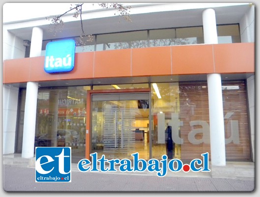 BANCO DE LUJO.- Esta es la sucursal de Banco Itaú de Calle O’Higgins, de donde expulsaron a uno de sus clientes a la calle, sólo porque llevó parte del depósito en monedas.