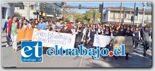 Los alumnos exigen además al gobierno apurar los proyectos en materia de educación.