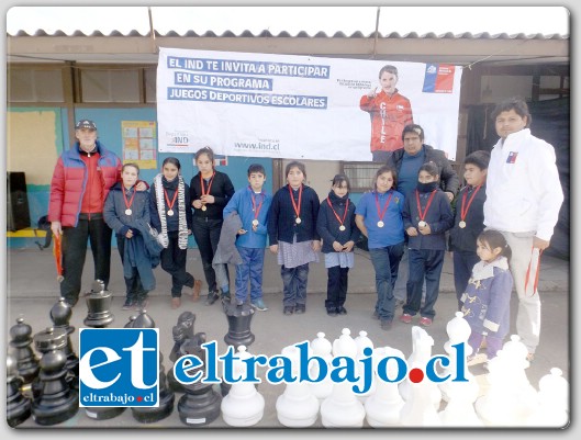 PEQUEÑOS GENIOS.- La Escuela Renacer fue el centro educacional donde se desarrolló el Programa Deportivo Recreativo del Instituto Nacional del Deporte IND, V Región, en la disciplina del Ajedrez.