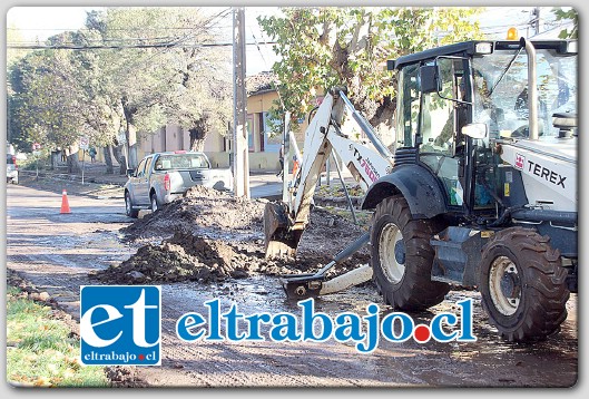 A TODA MÁQUINA.- Los trabajos se desarrollan en una pista de Alameda Alessandri que precisamente está ubicada frente a Villa La Florida, aproximadamente 140 metros lineales y se extenderán hasta la subida del Cerro El Llano.