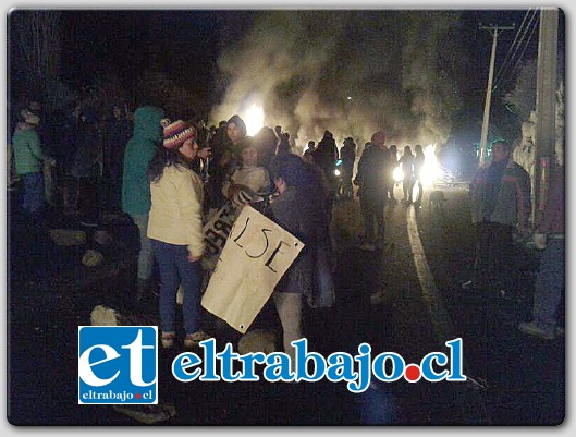 PROTESTA CONTUNDENTE.- Los manifestantes contaron con el apoyo del Alcalde San Esteban y el Concejal de Los Andes, Miguel Henríquez Celedón.