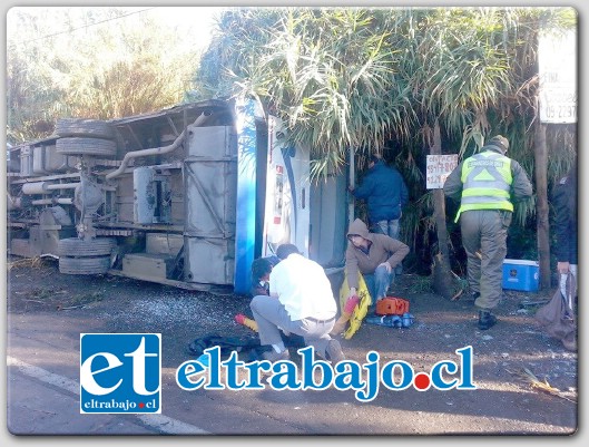 FATALIDAD.- Un accidente automovilístico dejó el lamentable saldo de dos personas fallecidas y 31 heridos, esto ocurrido alrededor de las 09:30 horas de ayer miércoles en la Ruta Ch.-60 en el kilómetro doce del sector El Mirador de Panquehue.