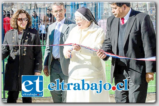 CORTANDO LA CINTA.- La Directora del Colegio Santa María de Aconcagua, Hermana Irma De Mendoza Palma, hizo el corte de la cinta oficial. En la ocasión se contó con la presencia de autoridades comunales, padres, apoderados, alumnos y unos invitados muy especiales: los niños de la comuna.