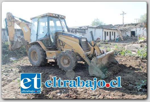 Este jueves comenzó el proceso de demolición de la casa que se ubica en Calle Abraham Ahumada.