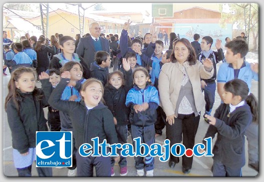 A SALTAR.- Los más atléticos no descansaron y también hicieron su presentación deportiva durante este aniversario.