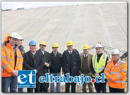 PROFUNDA MIRADA.- La comitiva se trasladó al túnel de desviación de las aguas donde hoy se encuentran instaladas las cavernas de válvulas.