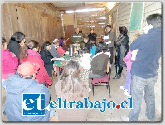 TRABAJO EN EQUIPO.- La autoridad comunal sostuvo una reunión con las familias junto a funcionarios del MOP, Serviu, la empresa concesionaria y de la Gobernación de San Felipe.