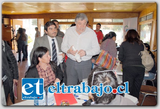 El alcalde de la comuna, Boris Luksic junto al Director Regional del Sence, Esteban Vega, recorrieron los puestos de los participantes.