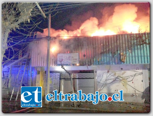 INFIERNO.- El fuego arrasó con tres locales de Calle Traslaviña 1171 de San Felipe, siniestro que se habría originado cerca de las 03:30 de la madrugada del ayer lunes controlado por seis compañías de Bomberos de la provincia.