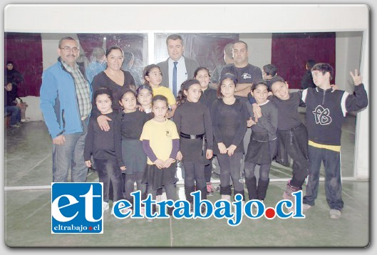 GOBERNADOR REGALÓN.- Un ensayo especial tuvo la tarde de este martes los integrantes de la Academia Semillas del Orolonco en sus dos niveles, tras recibir la visita del Gobernador Eduardo León.