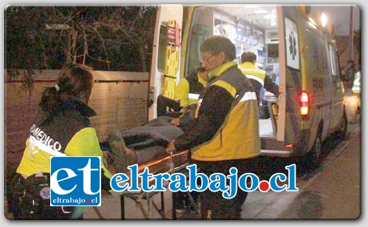 JOVEN AL HOSPITAL.- El joven conductor resultó ileso mientras que su hermana quedó poli-contusa y con muchos dolores en distintas partes de su cuerpo, por lo que fue trasladada en una ambulancia de Samu hasta el Hospital San Camilo de San Felipe.