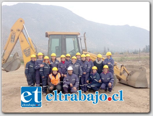 Un total de 15 mujeres, usuarias del Programa Mujer Trabajadora y Jefa de Hogar, realizaron un curso de maquinaria pesada, donde adquirieron conocimientos de teoría y manejo de esta.