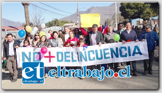 VECINOS HARTOS.- Los vecinos protestaron contra la delincuencia que han sido víctima en la comuna de Catemu, haciendo un llamado a las autoridades y Carabineros a tomar cartas en el asunto.