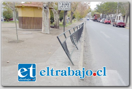 La persecución terminó cuando el menor de edad perdió el control de la camioneta al pasar por Avenida Argentina frente al número 690, estrellándose contra las barreras de contención.