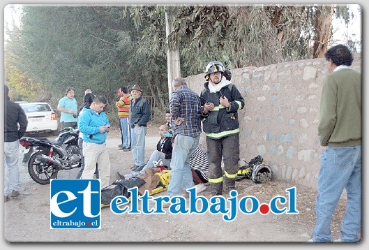 SOBREVIVIERON.- Dos motoristas lesionados en la carretera que une Putaendo con San Felipe en el sector conocido como Fundo Los Graneros.