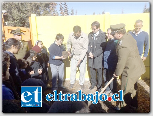 SEMBRANDO ESPERANZA.- Peques y grandes disfrutaron junto a Carabineros, de esta actividad en los patios de la escuelita rural de El Tambo.