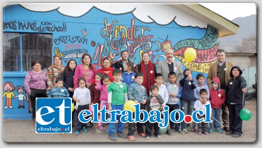 Autoridades de la provincia posan para las cámaras de Diario El Trabajo frente al mural por los Derechos de los niños y adolescentes de Villa 250 Años.