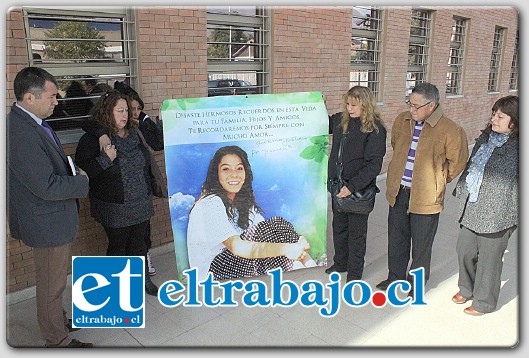 Familiares de Jeannette Acuña Troncoso en el Juzgado de Garantía de San Felipe, donde se presentó la querella criminal por el homicidio de la mujer.