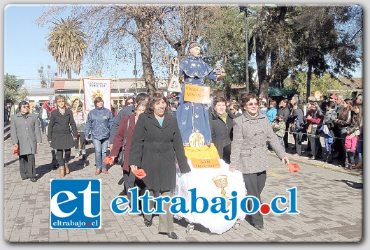 SANTO PATRONO.- Con un bello desfile, la mañana de este viernes y con la participación de autoridades, establecimientos educacionales e instituciones, los putaendinos rindieron homenaje a San Antonio de Padua.