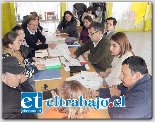 BUSCANDO SOLUCIONES.- En un ambiente distendido y con un dialogo cordial, termino la reunión sostenida en la sede vecinal de Villa Amanecer.