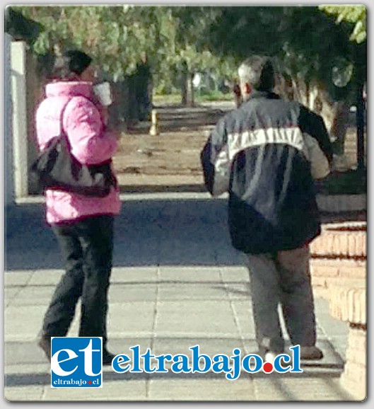 EL VIOLADOR.- Las cámaras de Diario El Trabajo registran, de espaldas, al violador cuando salía de los tribunales.