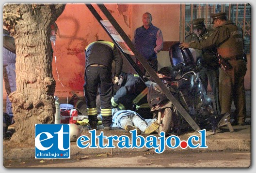 El impacto contra la estructura metálica y posteriormente el grueso árbol fue brutal, costando la vida del conductor de la moto, Juan Pablo Delgado Olguín.