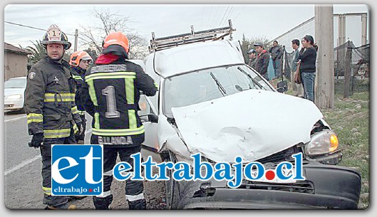 El furgón resultó con serios daños tras la violenta colisión frontal.