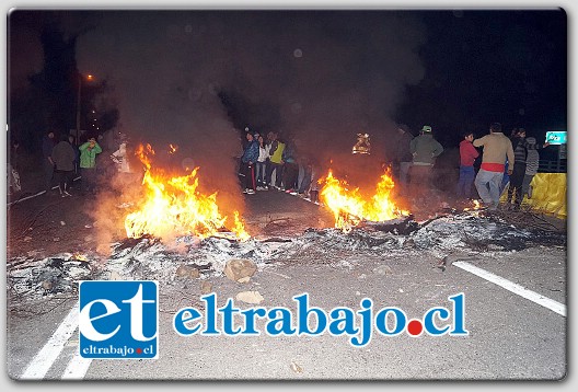 ARDIENTES.- Los vecinos del camino internacional insisten en levantar barricadas y bloquear la ruta como medio de protesta en contra de las autoridades por el anuncio de la construcción del Embalse Puntilla del Viento.