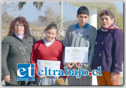 MEJOR SIMCE COMUNAL.- Posan para nuestras cámaras: Ex-alumnos de 8ª de la Escuela María Espínola Espinoza de San Fernando con sus respectivas madres: Soledad Chinchón, hoy en Liceo Darío Salas, participan en la orquesta juvenil y su madre Gema Fredes; William Jegó, hoy en Colegio Pumanque, pertenece al taller de Guitarra avanzada y su madre Rosa Lobo.