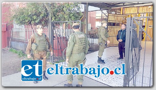 Desde que se dio aviso de la instalación de una bomba al interior del Liceo Roberto Humeres, en en minutos se evacuó el perímetro para luego ser periciado por personal del Gope de Carabineros de Valparaíso.