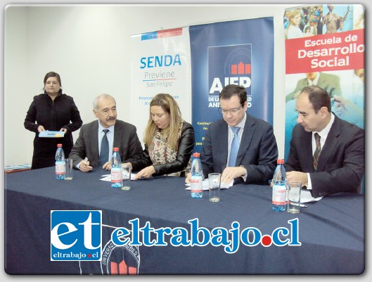 Durante el convenio estuvieron presente los alcaldes y sus representantes en esta importante ceremonia. En la fotografía el Alcalde de San Felipe, Patricio Freire, junto a la Directora Regional Senda, Claudia Berríos; Matías Escabini, Director Escuela Social y Rodrigo Valderrama Director ejecutivo AIEP San Felipe.