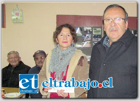 ÚLTIMO CHEQUE.- Tal como lo muestra esta gráfica, el Alcalde Mario Marillanca puso en manos de la Presidente de de Santa Teresa, Maritza Robles, el último cheque del fondo concursable.