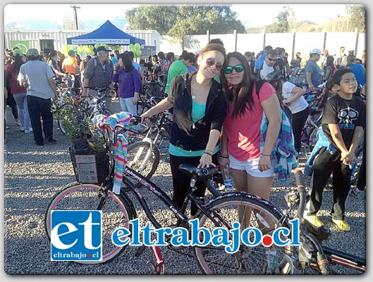 En un ambiente familiar que incluyó zumba; baile entretenido; entrega de frutas y promoción del reciclaje, más de 300 personas se congregaron con sus bicicletas desde las 15:00 horas en la Plaza de Armas de Los Andes.