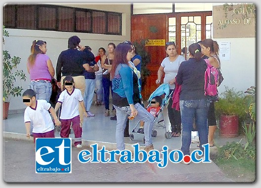 En aquella ocasión un grupo de apoderados se apostó en las afueras del establecimiento educacional ubicado en Calle Prat 337 de San Felipe, exigiendo explicaciones a la directora del colegio. (Archivo)