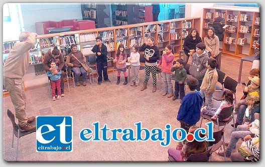 A DIVERRTIRSE.- Desde talleres de teatro, cursos a través de Biblio-redes y visitas guiadas, son parte de las acciones que se realizan de manara diaria como una importante alternativa durante vacaciones de invierno, en la biblioteca municipal.