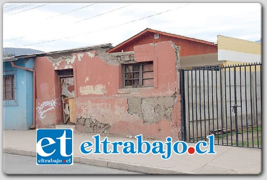 En la foto se puede apreciar el peligroso estado en que se encuentra el muro que de un momento a otro terminará en el suelo.