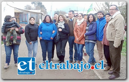 Dirigentes de Villa amanecer y el Alcalde Marillanca, acompañados por el Concejal Puebla, Gobernador León y el Concejal Duran.