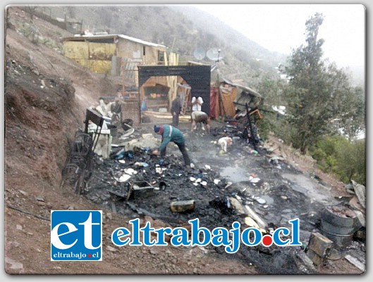 Personal de Bomberos de San Felipe concurrió hasta el lugar para apagar el incendio y evitar su propagación hacia otras viviendas ubicadas en el cerro del sector El Algarrobal.