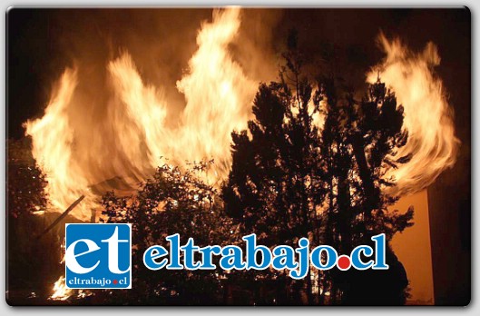 DESCUIDO FATAL.- En el ámbito extraoficial y de acuerdo a información entregada por cercanos a la familia, el incendio podría haberse iniciado por un recalentamiento de una salamandra encendida.