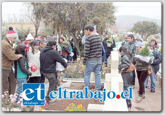 ADIÓS AL ANGELITO.- Un emotivo funeral tuvo el pequeño Kevin Muñoz Lobos, quien fue sepultado a eso del mediodía de este viernes en el cementerio parroquial.