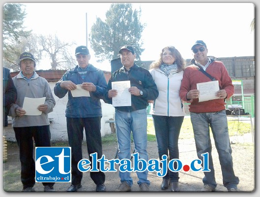 En una sencilla ceremonia enmarcada dentro del entorno natural y campestre que brinda el sector de El Quincho, ubicado en el Estadio Municipal de Llay Llay, autoridades entregaron cheques de los recursos destinados por Indap a usuarios del Programa Prodesal.