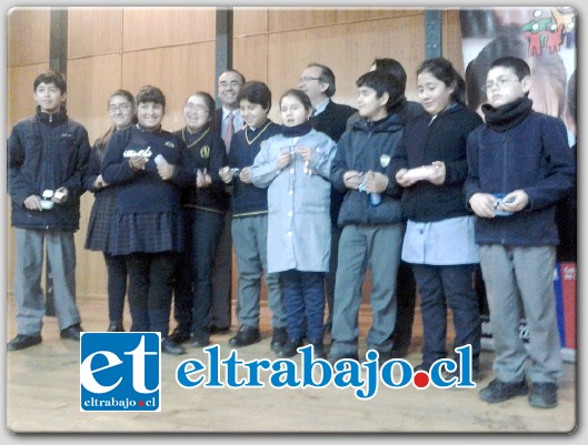 Alumnos de la Escuela Herminia Ortega de Croxatto recibiendo gafas ópticas, les acompaña el Alcalde Marillanca y el Director Regional de Junaeb, Reinaldo Orellana.