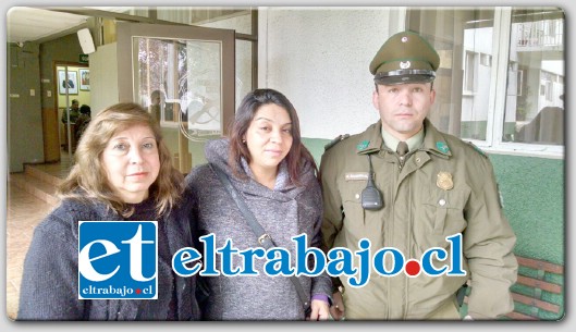 Pamela Rombado junto a su madre y el Cabo 1º Rodrigo Sandoval, quien asistió junto con el Cabo 2º Gustavo Rombado a un recién nacido que no podía respirar.