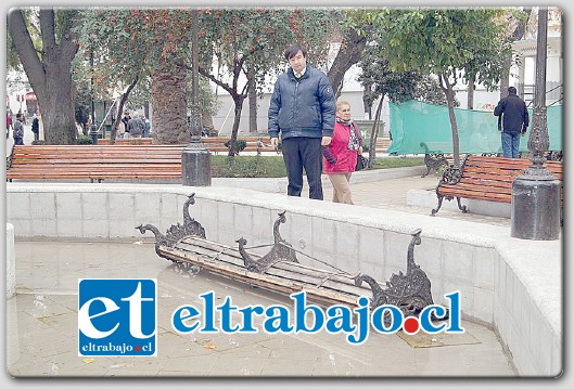 VANDALISMO.- Indignación y molestia han causado la destrucción de macetas y escaños en la pila central de la Plaza de Armas de Los Andes.