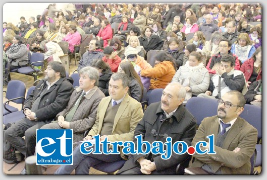 Más de 300 profesores municipalizados de San Felipe se dieron cita en el teatro del Liceo Roberto Humeres, para informarse de la Reforma Educacional.