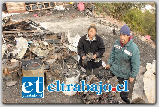 SIN NADA.- Así quedó este matrimonio vecino de Algarrobal, luego que el fuego les dejara sin sus pertenencias y en completa bancarrota.