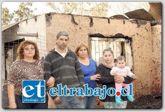 EN BANCARROTA.- Totalmente en bancarrota quedó esta familia vecina de Callejón Las Diucas, luego que llegaran de una fiesta familiar ayer lunes yse encontraran con todas sus pertenencias destruidas.