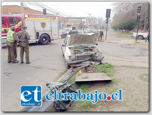 FUERTE GOLPE.- El vehículo marca Nissan producto del choque impactó sobre el semáforo ubicado en la intersección de calles Santo Domingo con Avenida Yungay de San Felipe la mañana de ayer lunes.