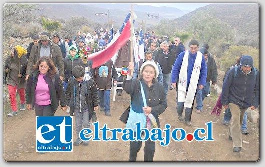 En este día frío se han reunido alrededor de 300 personas venidas de diversas partes del Valle del Aconcagua a dejar la imagen hasta su casa y su santuario.