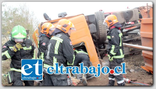 COMPLICADO.- La cabina del camión quedó prácticamente aprisionada con el suelo, por lo que Bomberos de Putaendo debió ocupar herramientas hidráulicas para cortar el volante y parte de la estructura.